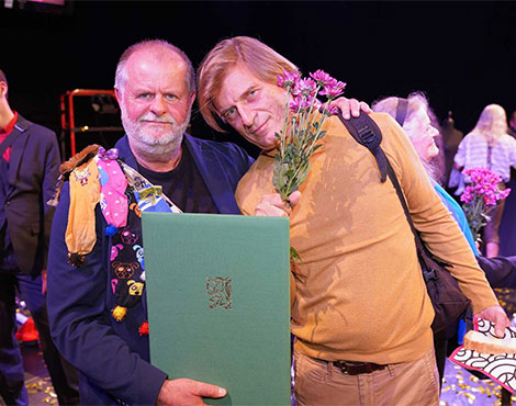 Foto der Preisträger Alexander Mitterer und Daniel Doujenis