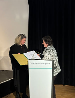 Übergabe Urkunde an Preisträgerin Daniela Seel