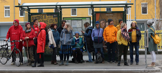 Menschen vor Haltestelle