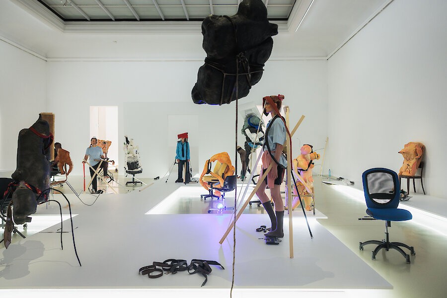 Foto: kunst-dokumentation.com Ausstellungs- und Performanceansicht