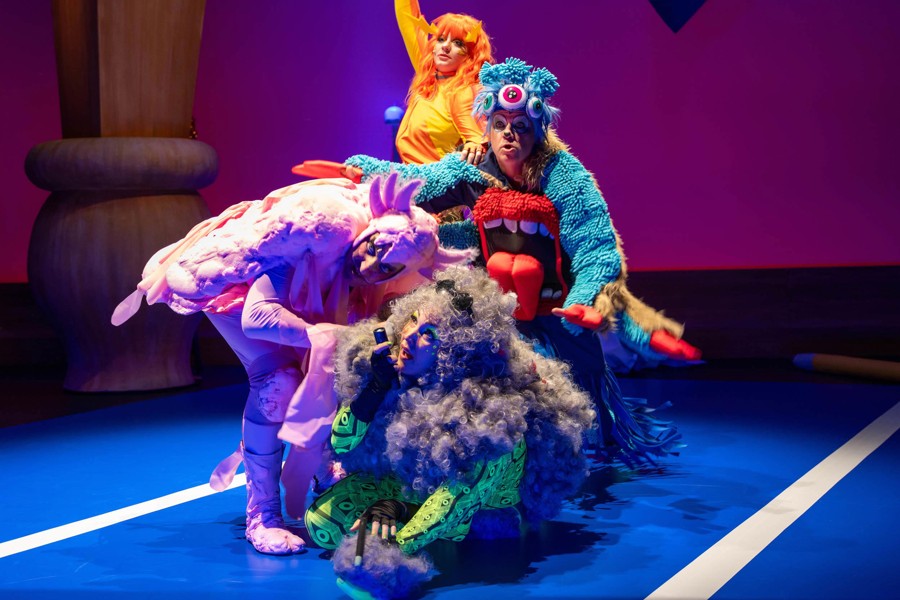 Foto: Stella 4 bunt verkleidete Monster übereinander auf der Bühne