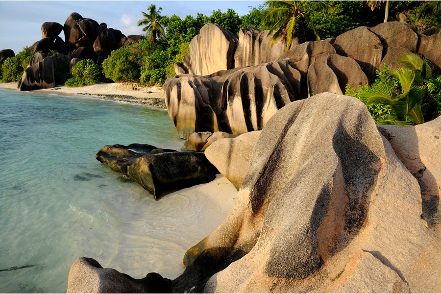 Felsformationen am Strand des Indischen Ozeans auf den Seychellen