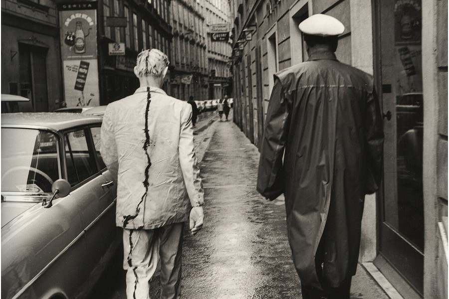 Foto: L. Hoffenreich Günter Brus, Wiener Spaziergang, 1965