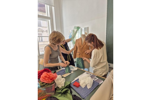 Kooperation: Modeschule Graz in der HALLE FÜR KUNST Steiermark – Modenschau und Salon