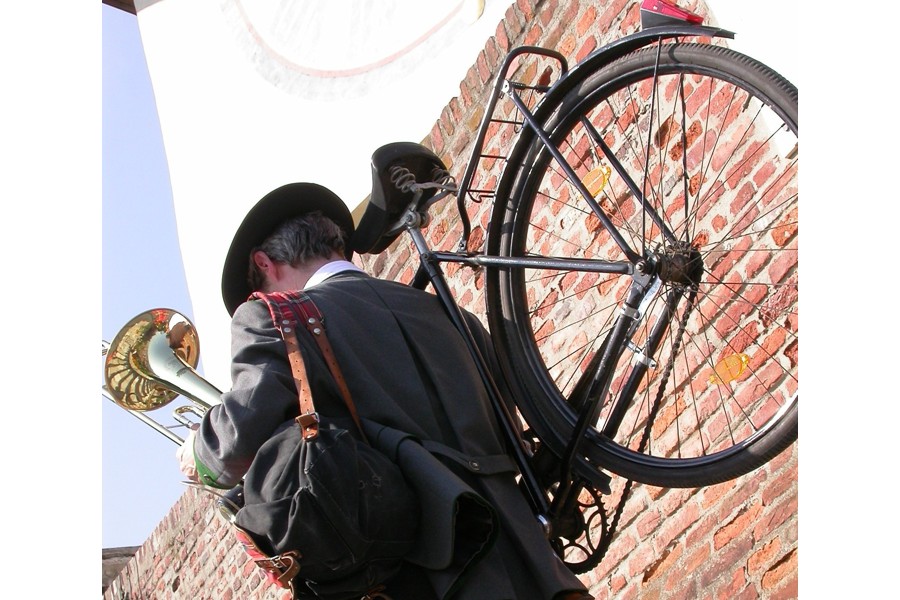 Musiker mit Rad auf der Schulter