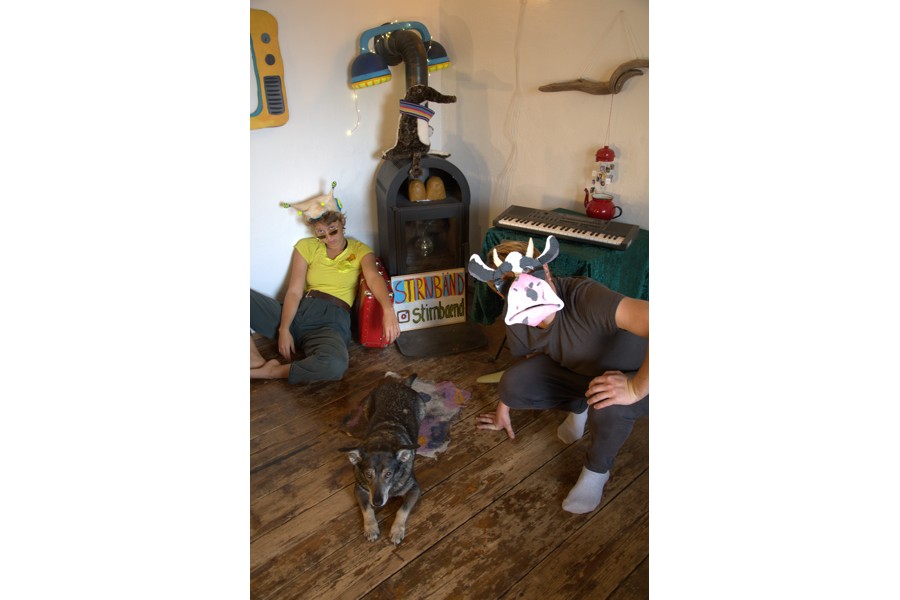 Foto: Laura Urdl Mensch in Verkleidung mit Hund