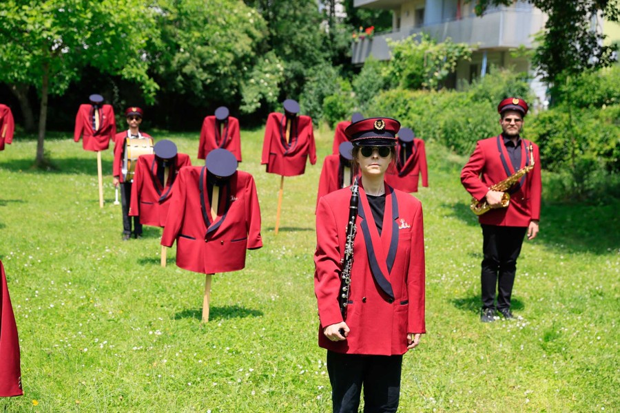 Gruppe von Blasmusiker:innen