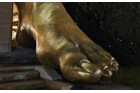 Der vergoldete Fuß eines Kolosses