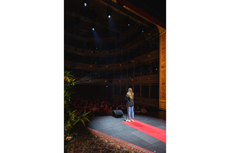 Foto: Stella Kager Mensch auf einer Bühne von hinten