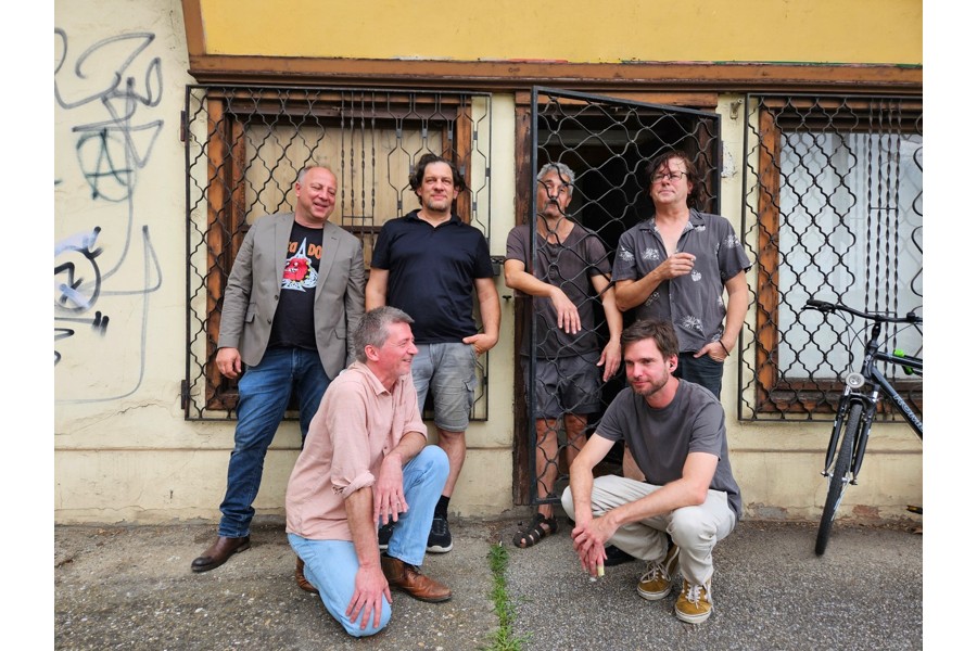 Gruppe von Menschen vor einem Geschäft