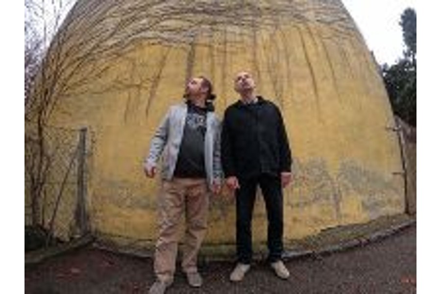 Foto: Martin Sadounik Das Bild zeigt zwei Männer, die vor einer gelben Wand stehen