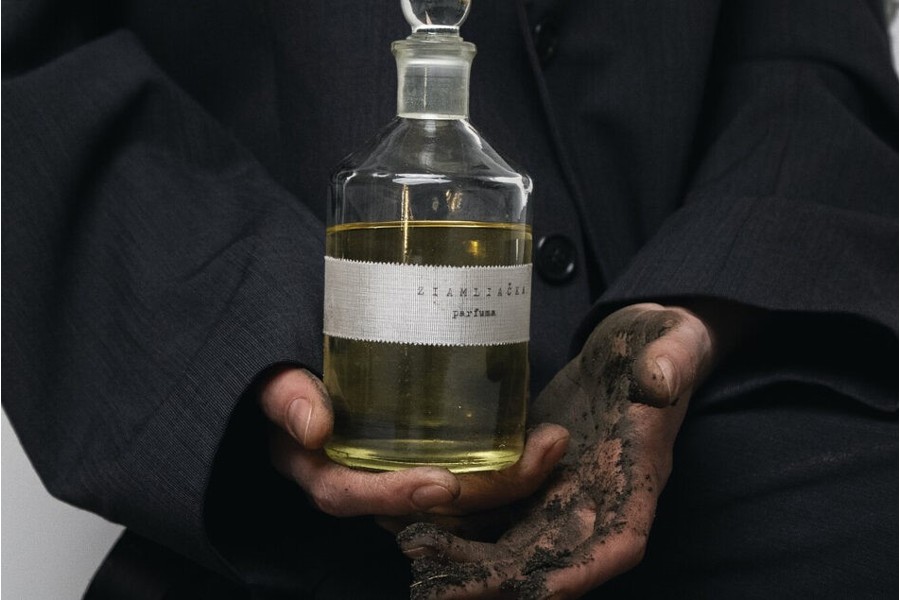 Foto: Cemra Mensch mit Flasche