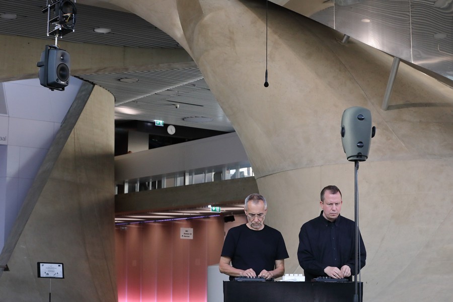 Pressefoto zeigt KUG-Professor Gerhard Eckel (links im Bild) gemeinsam mit Ludwig Elblaus im MUMUTH