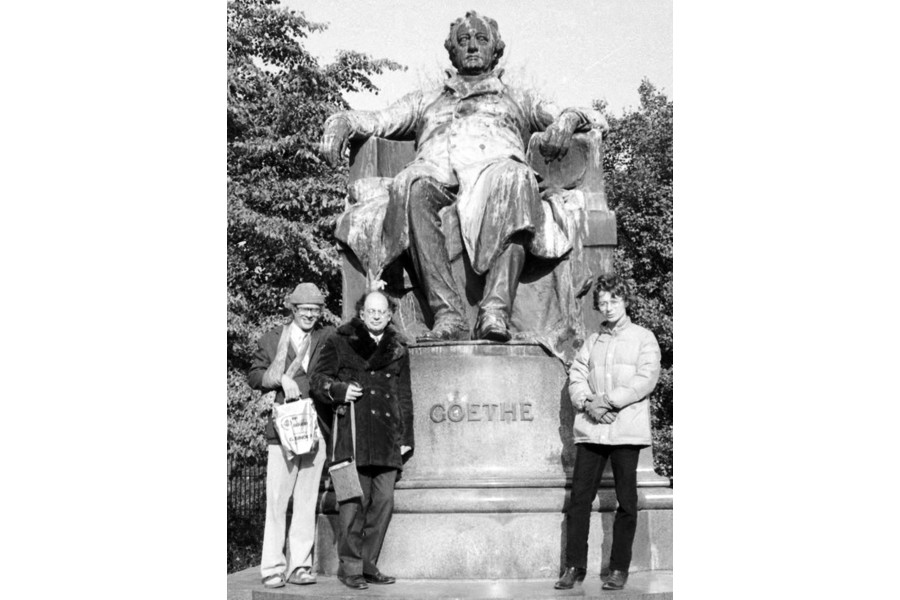 Menschen bei einem Denkmal