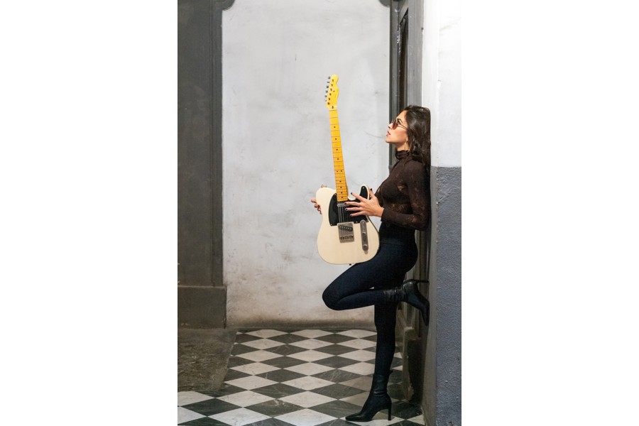 Künstlerin mit Gitarre