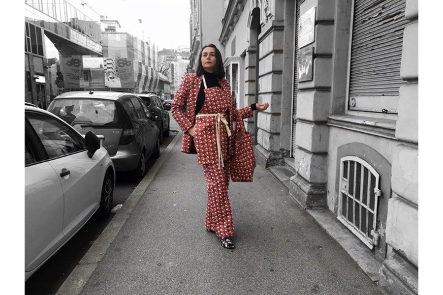 Foto: The Double Burden Outfit, 2022, Borosana-Schuhtextil („Pivce za živce“) Johannes Sfiligoj, Bildbearbeitung veroniKATZEkova